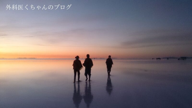 ウユニ塩湖で反射される人々