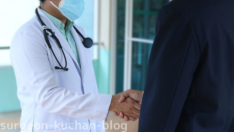 手術の後に握手を交わす医師と患者